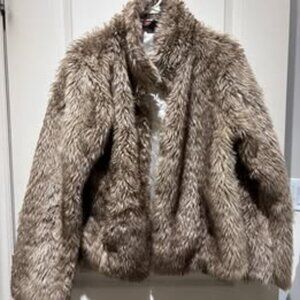Magnifique manteau court en fausse fourrure